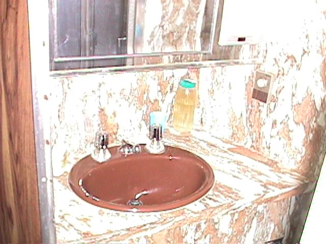bath1.jpg (26231 bytes)