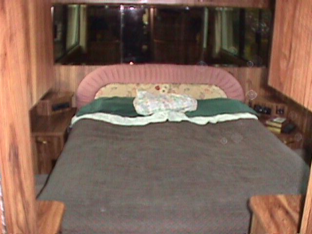 bed1.jpg (16108 bytes)