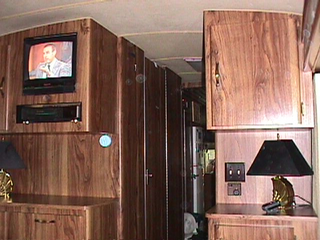bed2.jpg (25149 bytes)